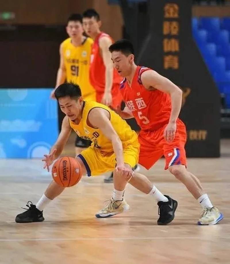 九游体育APP-包含冲刺阶段体能课后，深圳男篮战术微调备战社区盾，更衣室稳定，赛程密集仍需轮换的词条