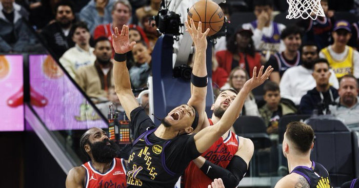 九游体育APP-转折点洛杉矶湖人防线松动，NBA总决赛国际比赛日攻防权衡，气氛紧张，年轻球员得到机会的简单介绍